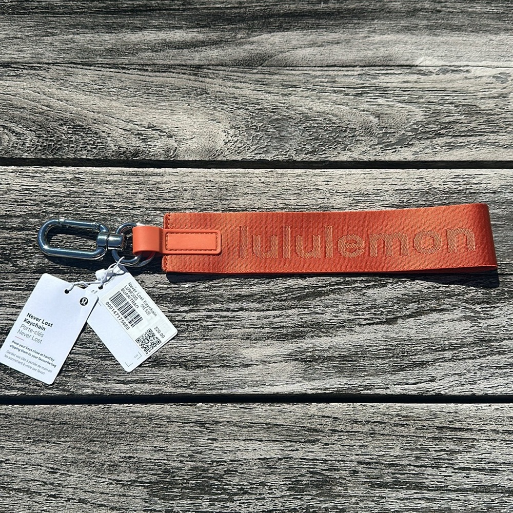 Lululemon Never Lost Keychain Burnt Apricot/Terra Orange NWT RARE 🧡 🍊🧡 - Picture 4 of 7